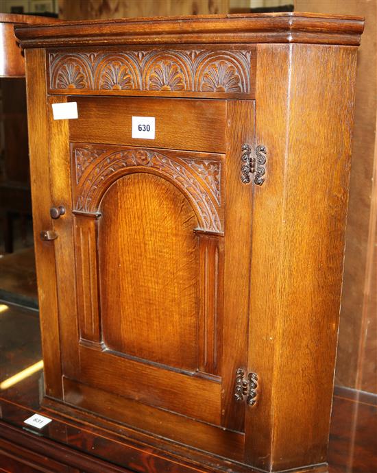 Small oak corner cupboard(-)